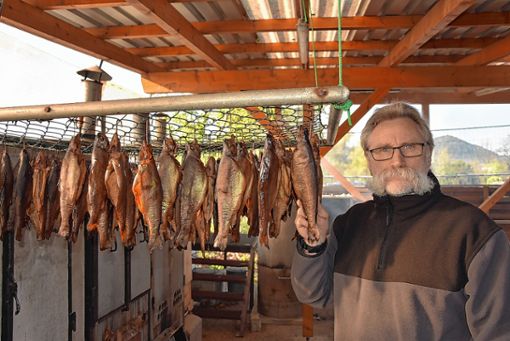 Dieter May war beim Fischerverein Grenzach-Wyhlen für das Räuchern der Forellen zuständig. Foto: Vollmar