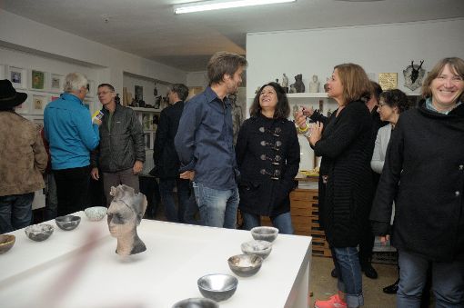 Künstlerin Cerstin Thiemann (Dritte von rechts) im Gespräch mit Besuchern  
Fotos: Regine Ounas-Kräusel Foto: Die Oberbadische