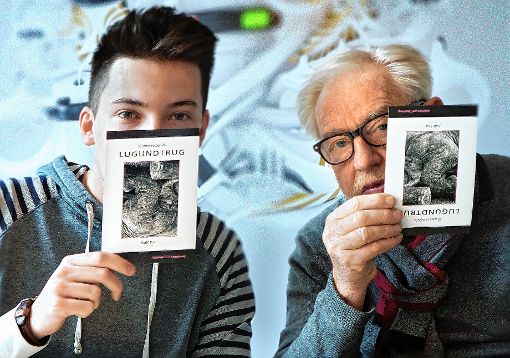 Der Fotograf Rolf Frei (r.) und sein Mitarbeiter Rene Thoma mit dem Cover des neuen Bildbands „LUGUNDTRUG“  
Foto: zVg Foto: Weiler Zeitung