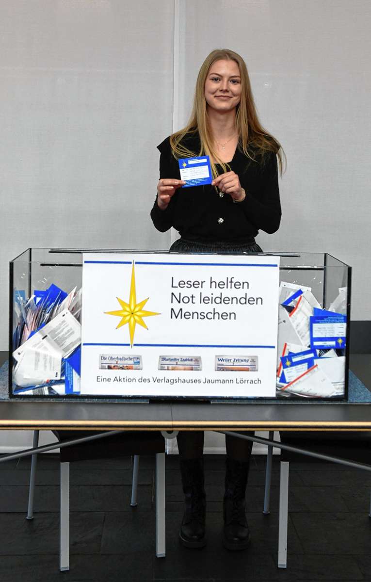 Verlagsmitarbeiterin Nicole Erdmann zog den Gewinner des von Hansjörg Jaumann gestifteten Geldpreises von 3500 Euro.