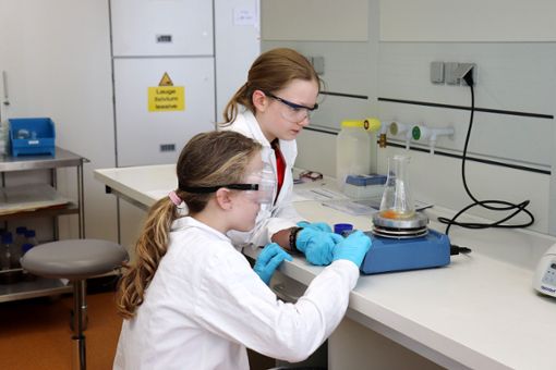 Zwei Mädchen experimentieren im Phaenovum-Labor.Foto: zVg Foto: Die Oberbadische