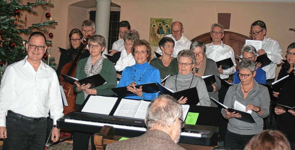 Die Mitglieder des Gesangvereins begeisterten mit ihrem Weihnachtskonzert in der gut gefüllten Kirche. Foto: Ines Bode