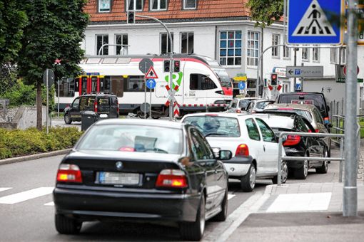 Die Situation am Bahnübergang Baumgartner-/Brühlstraße ist oft unübersichtlich. Die Grünen wünschen sich an dieser zentralen Querung mehr Sicherheit für Radfahrer und Fußgänger. Foto: Kristoff Meller