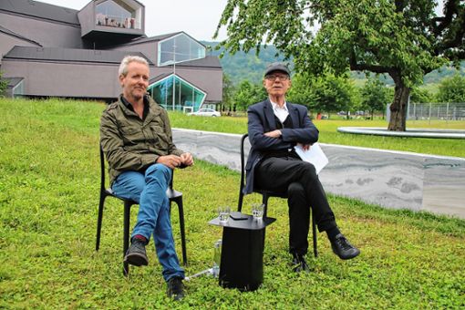 Rolf Fehlbaum von  Vitra (rechts) mit Künstler Ronan Bouroullec vor dem neuen Kunstwerk „Ruisseau & Ring“, das letzterer mit seinem Bruder Erwan geschaffen hat.  
Fotos: Saskia Scherer Foto: Weiler Zeitung