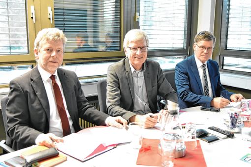 Thomas Hecht (von links), Horst Eckert und Rudolf Schick bei der Unterzeichnung der neuen Vereinbarung zur Berufsberatung an Schulen. Foto: Werndorff