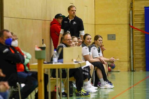 Christian Weber (stehend) übernimmt in dieser Saison das Amt des Cheftrainers bei den Frauen der HSG Dreiland.          Foto: Michael Hundt