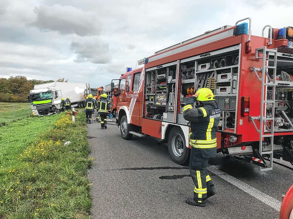 Neuenburg: LKW übersieht Baufahrzeug – Diesel läuft aus