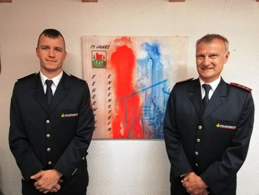 Fabian Weniger (links) ehrte Uwe Specht für 40 Jahre in Diensten der Feuerwehrabteilung Enkenstein. Foto: zVg