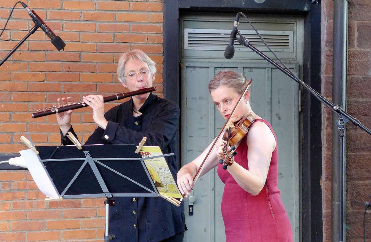 Konzertanter Genuss mit Andrea Haupt (l.) und Cornelia Kneser im Hof des Nellie Nashorn. Foto: Willi Vogl