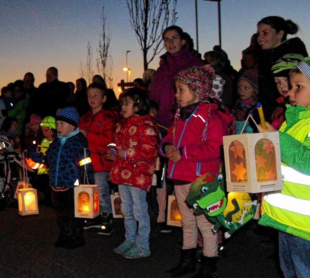 Efringen-Kirchen: Kinder und Eltern ziehen mit Laternen durch die Straßen