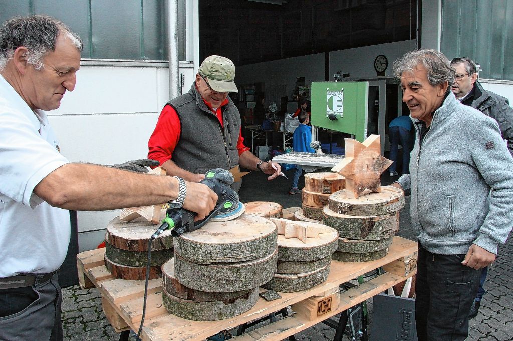 Massive Holzsterne produzierte das Säger-Team mit routinierter Präzision.  Fotos: Walter Bronner