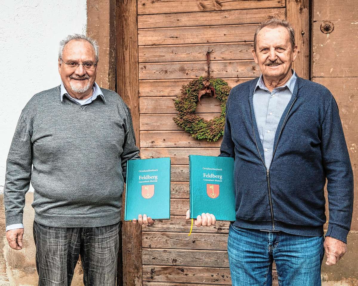 Gerd Schaupp (l.) und Peter Waldkirch mit dem Ortsfamilienbuch.