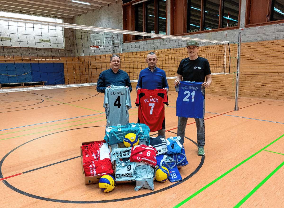 Magnus Misch, Alexander Misch und Heiko Weber (von links) mit den Trikots des Weiler Volleyballclubs, die nach Mosambik geschickt wurden