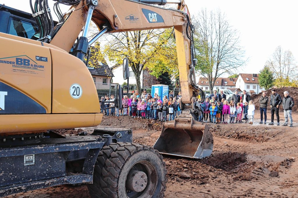 Startschuss: Gestern begannen auf dem Bolzplatz im Oberfeld offiziell die Bauarbeiten für die neue Kindertagesstätte.