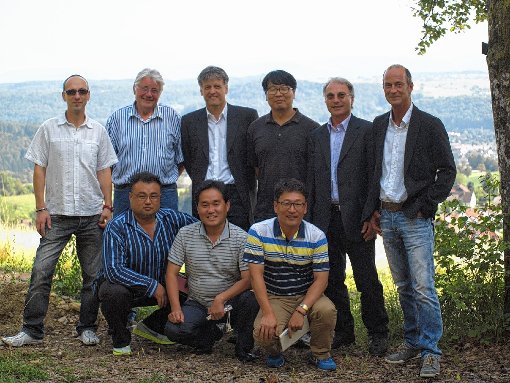 Vertreter der Genossenschaft „Energie aus Bürgerhand“ mit dem Besuch aus Asien auf der „Schönen Aussicht“. Foto: zVg Foto: Markgräfler Tagblatt