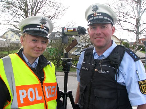 Sabrina Bihler und Frank Schaplewski beim Blitz-Marathon in Dietingen. Bei der  Geschwindigkeitskontrolle ist den Polizisten kein Raser ins Netz gegangen. Foto: Vinci