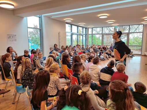 Kinderbuchautorin Susanne Glanzner liest Grundschülern aus ihren Büchern vor. Foto: zVg