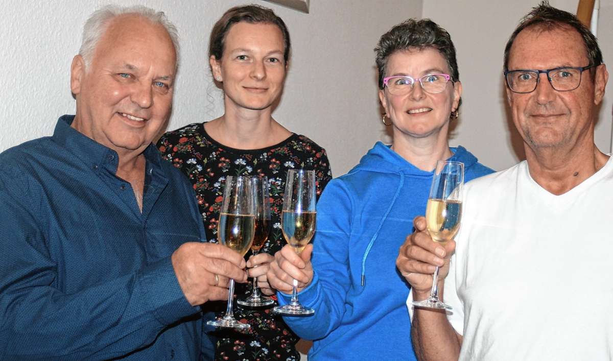 Ein Prosit aufs Jubiläum (v.l.): Karl-Heinz Sterzel, Julia Spingies, Sabine Engelhardt und Bernhard Gresslin.