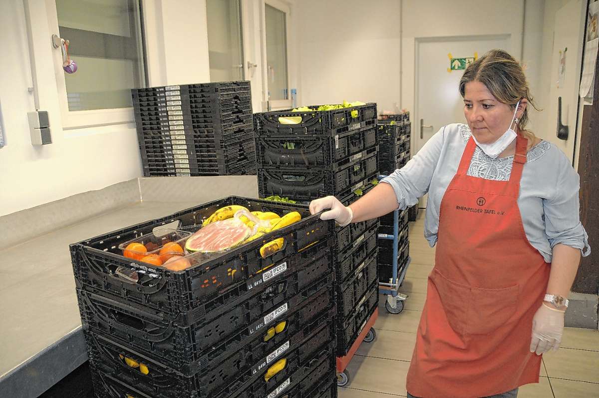 Im Tafelladen Rheinfelden nimmt die Mitarbeiterin Renate Wajtasik frisches Gemüse in Empfang. Foto: Regine Ounas-Kräusel