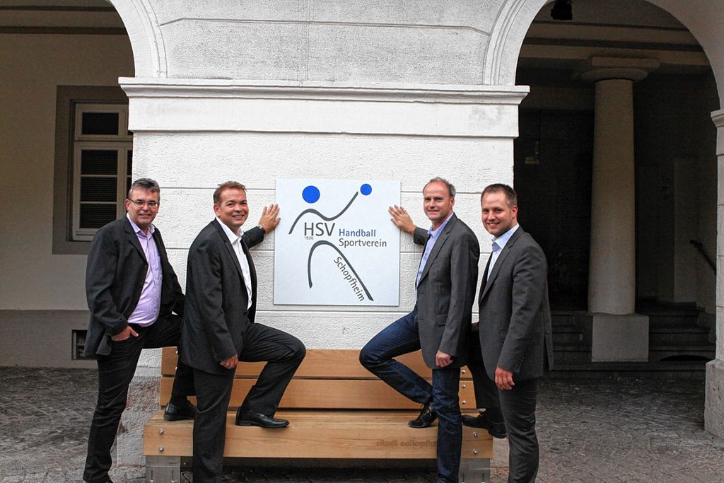 Die  Vorstandschaft des Handballsportvereins mit dem neuen Logo (von links):   Arno Asal, Gernot Lay, Andreas Pohl und  Felix Hodapp. Foto: zVg Foto: Markgräfler Tagblatt