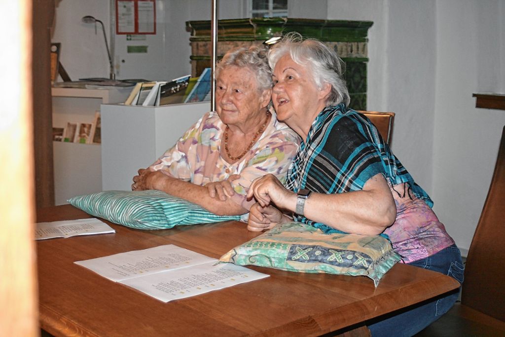 Lacherfolg mit Herta Olschowka (links) und Heidi Zöllner als Gerda und Ruthli: erst wird die Nachbarschaft durchgehechelt, dann kriegen sich die Rätschgoschen selber in die Wolle. Foto: Ines Bode