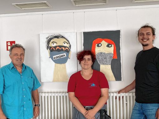 Im Glashaus-Atelier: Josha Frey (links), Künstlerin Sandra Stankiewitz und Erwin Köhler Foto: zVg