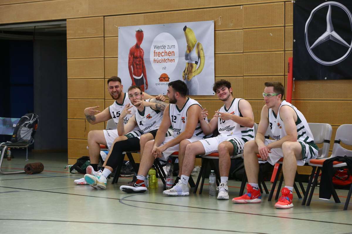 Freude pur bei den Spielern des CVJM Lörrach: Bald geht die Basketballsaison los. Foto: Michael Hundt