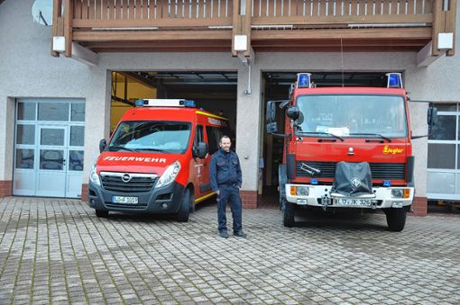 Kommandant Christian Lais mit den Fahrzeugen der Wembacher Feuerwehr. Foto: M Rümmele