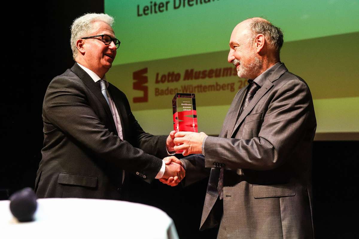 Jan Merk (links), Präsident des Museumsverbandes Baden-Württemberg, überreichte im Burghof den Lottopreis an Markus Moehring, Leiter des Dreiländermuseums. Foto: Kristoff Meller