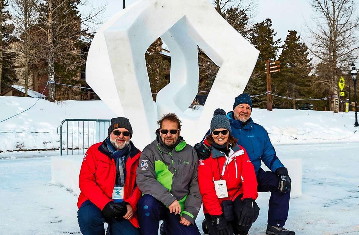 Weil am Rhein: Vier Weiler formen Schneeskulptur bei minus 16 Grad