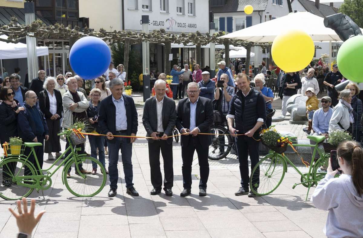 Der symbolische Abschluss der aktuellen Stadtentwicklung: Bürgermeister Joachim Schuster durchschneidet gemeinsam mit den Planern das Band. Foto: Volker Münch