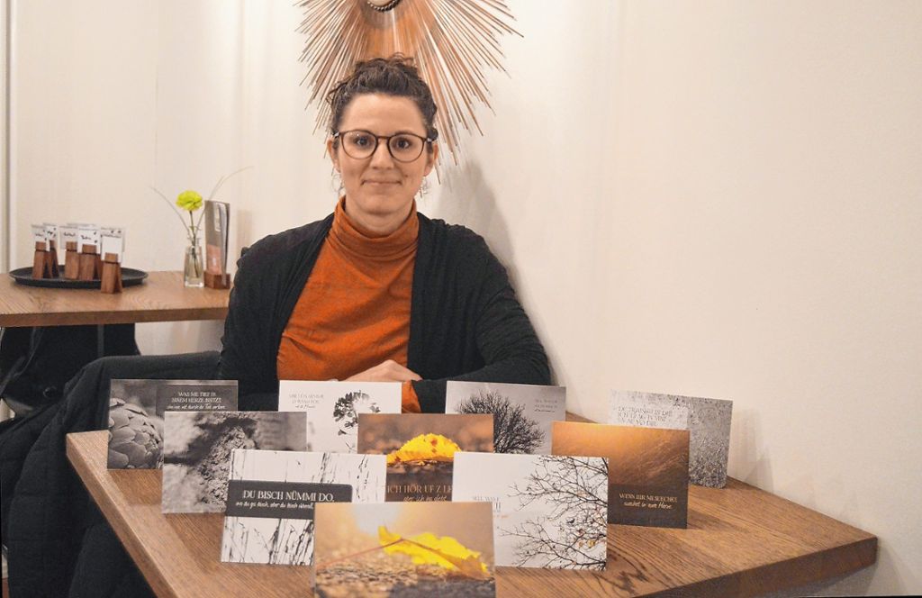 Stefanie Tzschätzsch mit einigen ihrer alemannischen Karten. Foto: Veronika Zettler