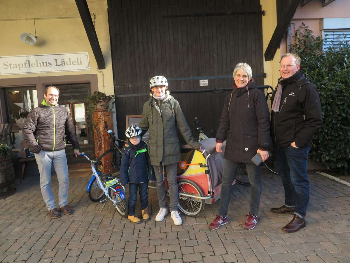 Viel mit dem Fahrrad im Dorf unterwegs: Familie Ronger mit Gemeinderat Frank Krumm (l.)