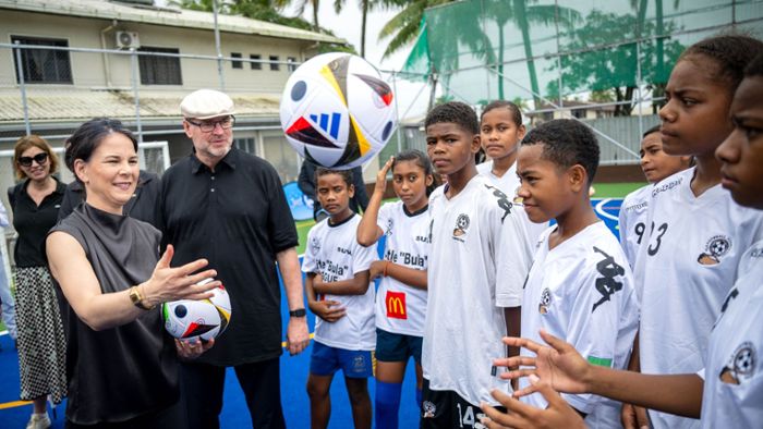 Außenministerin: Baerbock verschießt Elfer: Deutschland-Fidschi 1:5