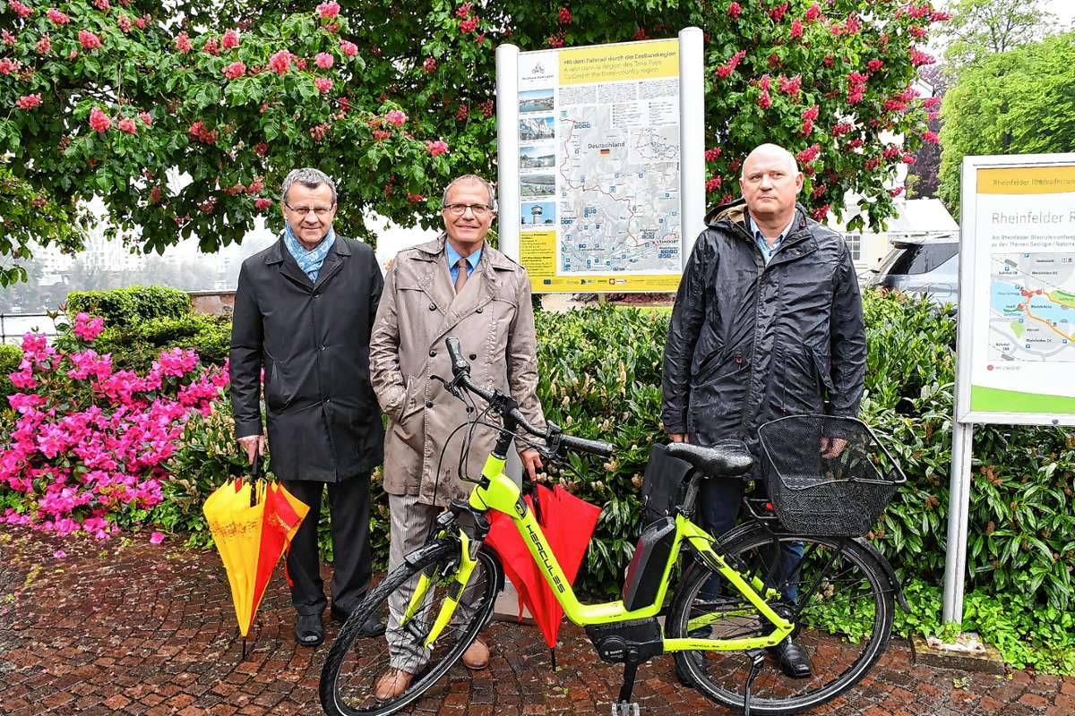 Stadtammann Franco Mazzi, Oberbürgermeister Klaus Eberhardt und TEB-Geschäftsführer Frédéric Duvinage freuen sich über die Vollendung des Dreilandradwegs. Foto: mv