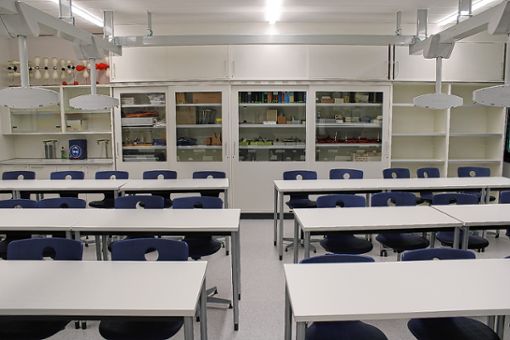 Die Einrichtung aus den 1970er Jahren ist verschwunden. Die Fachräume am Schulzentrum (hier Chemie) präsentieren sich nun zeitgemäß ausgestattet und digitalisiert. Foto: Tim Nagengast