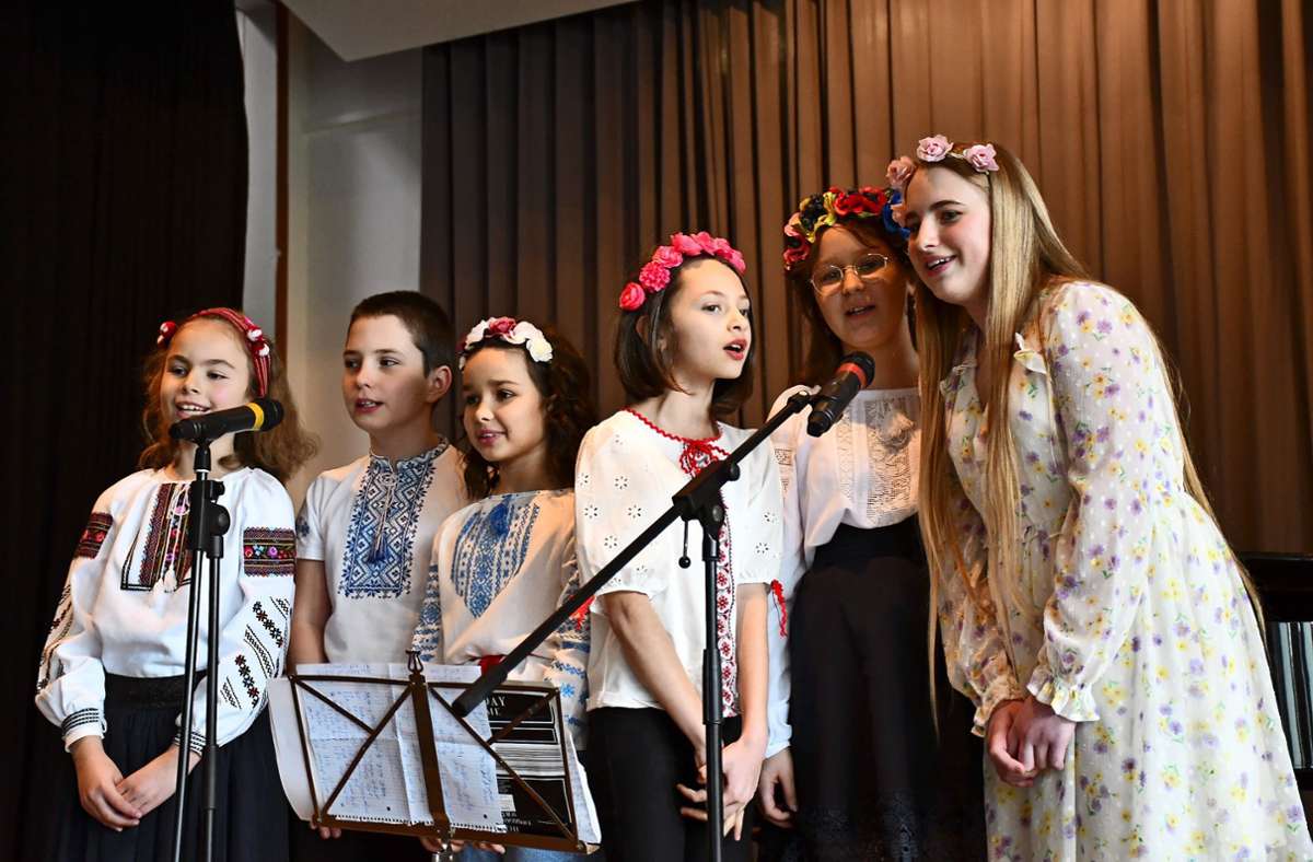 Einige Kinder traten auch  in traditioneller ukrainischer Kleidung auf die Bühne. Foto: Heinz Vollmar