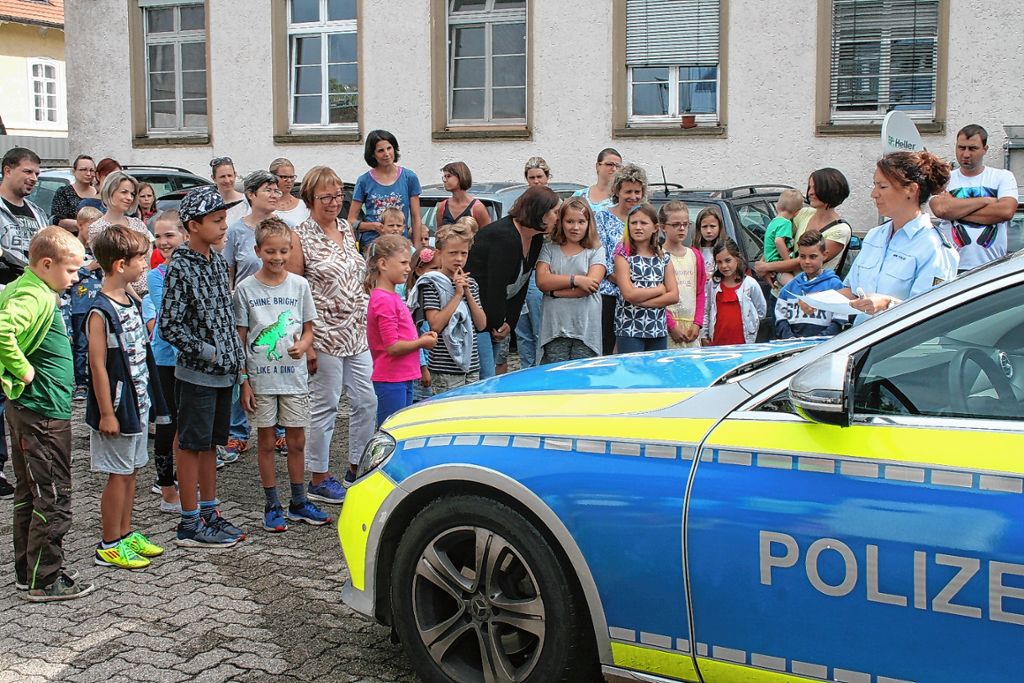 Schopfheim: Probesitzen im Polizeiauto