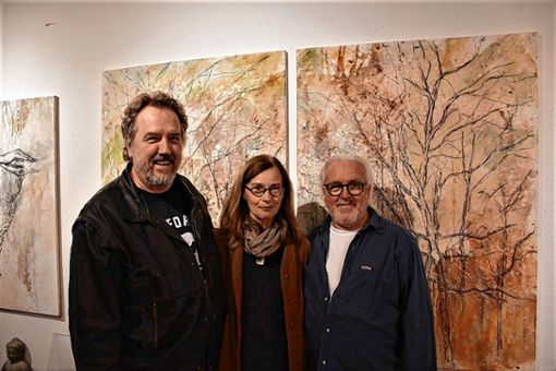 Freuen sich über kunstinteressiertes Publikum in Inzlingen: die Künstler Eloisa Florido Navarro (Mitte), Max Meinrad Geiger (rechts) und Georges Bornschlegl. Foto: Heinz Vollmar