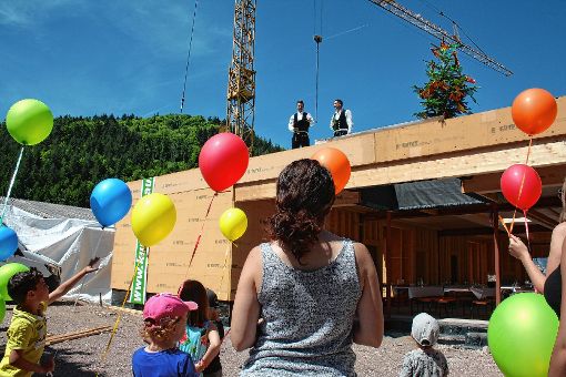 Das Richtfest für den neuen Kindergarten in Langenau feierten auch die künftigen Nutzer kräftig mit.   
Fotos: Werner Müller Foto: Markgräfler Tagblatt