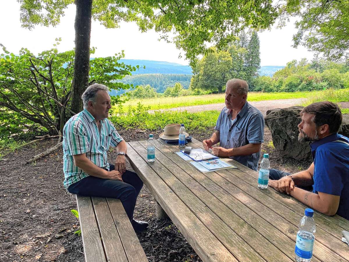 Im Gespräch über das Genossenschaftsprojekt Hofgut Leo in Gresgen: (von links) Josha  Frey,  Wernfried Hübschmann und Thomas  Hann. Foto: zVg