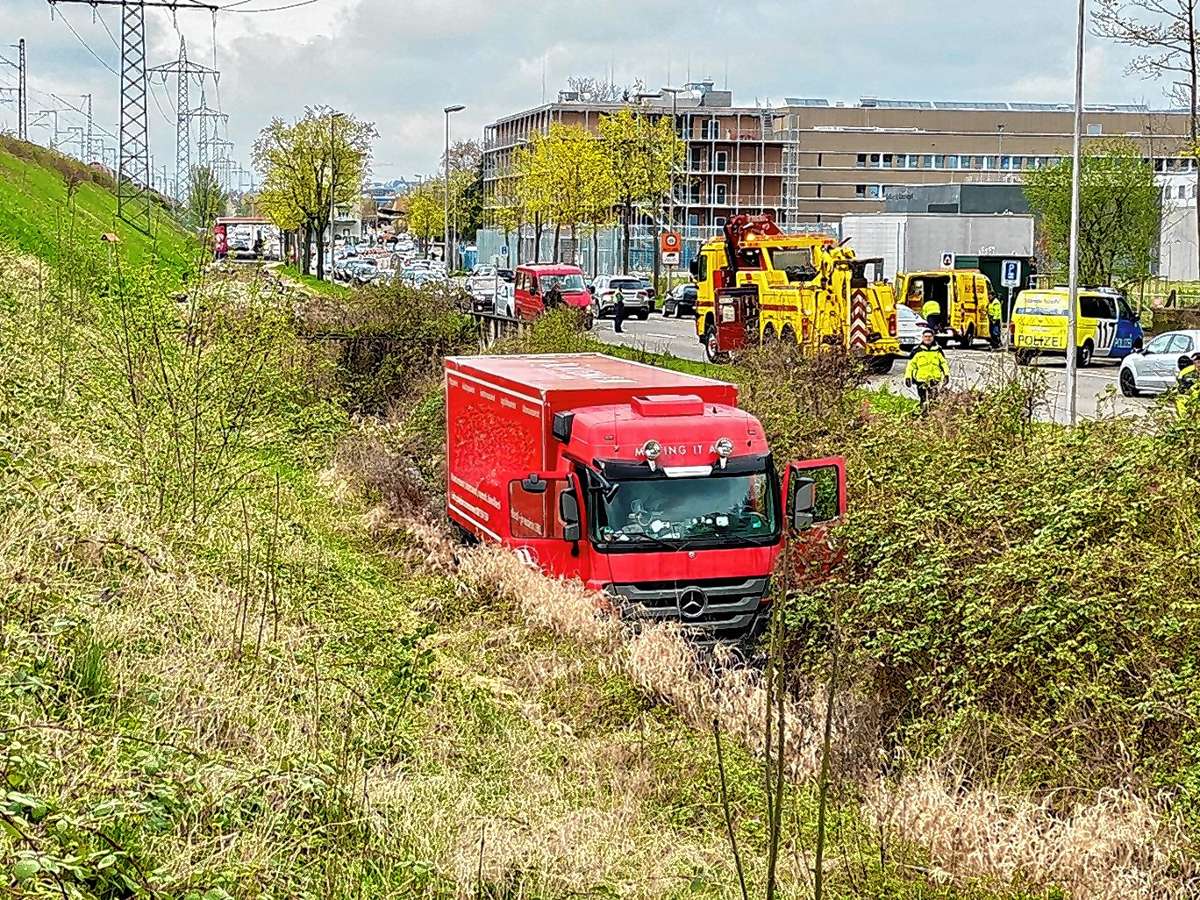 Basel: Lastwagen landet im Wassergraben