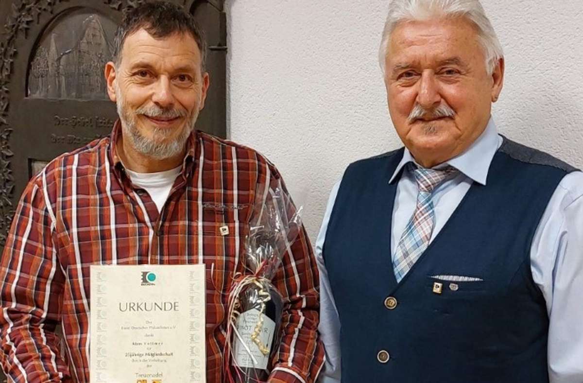 laus Vollmer wurde für 25-jährige Mitgliedschaft von Bruno Aucktor mit der Ehrennadel in Gold des Bundes Deutscher Philatelisten ausgezeichnet. Foto: zVg
