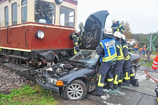 Eine spektakuläre Feuerwehrübung hat in Wollbach stattgefunden: Ein Triebwagen der Kandertalbahn war mit einem Auto zusammengestoßen.   Foto: Jutta Schütz