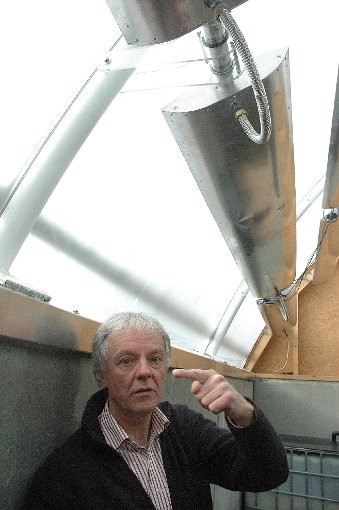 Auch Wasser wird erwärmt: Rudolf Eisl vom Ingenieurbüro Energeta zeigt eine Innovation. Foto: Die Oberbadische