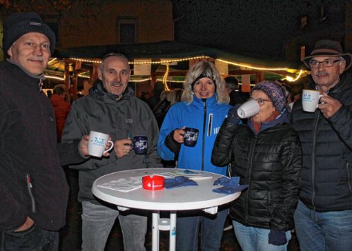 Mit einem Glühwein stießen die Gäste des Glühweinfestes des TuS Höllstein auf dem Lindenplatz an. Foto: Lacher