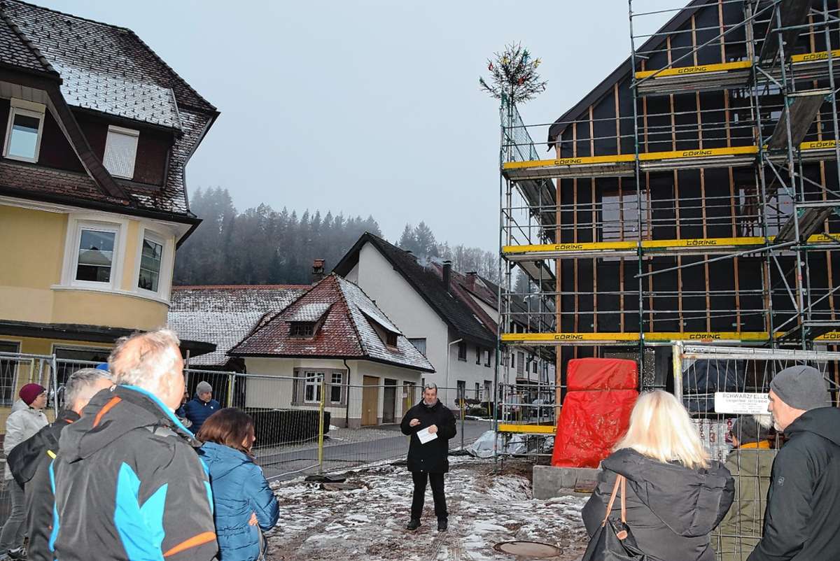Bürgermeister Peter Schelshorn freute sich darüber, dass das Dach vor dem Wintereinbruch gedeckt werden konnte. Foto: Ulrike Jäger