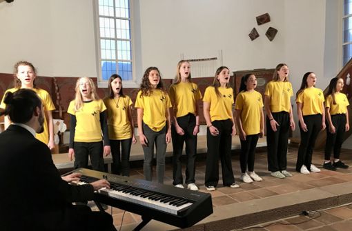 Die jungen Sängerinnen von „Singing Revolution“ und Dirigent Alexander Sehringer begeisterten mit ihrem Auftritt in der Schallbacher Kirche. Foto: Jutta Schütz