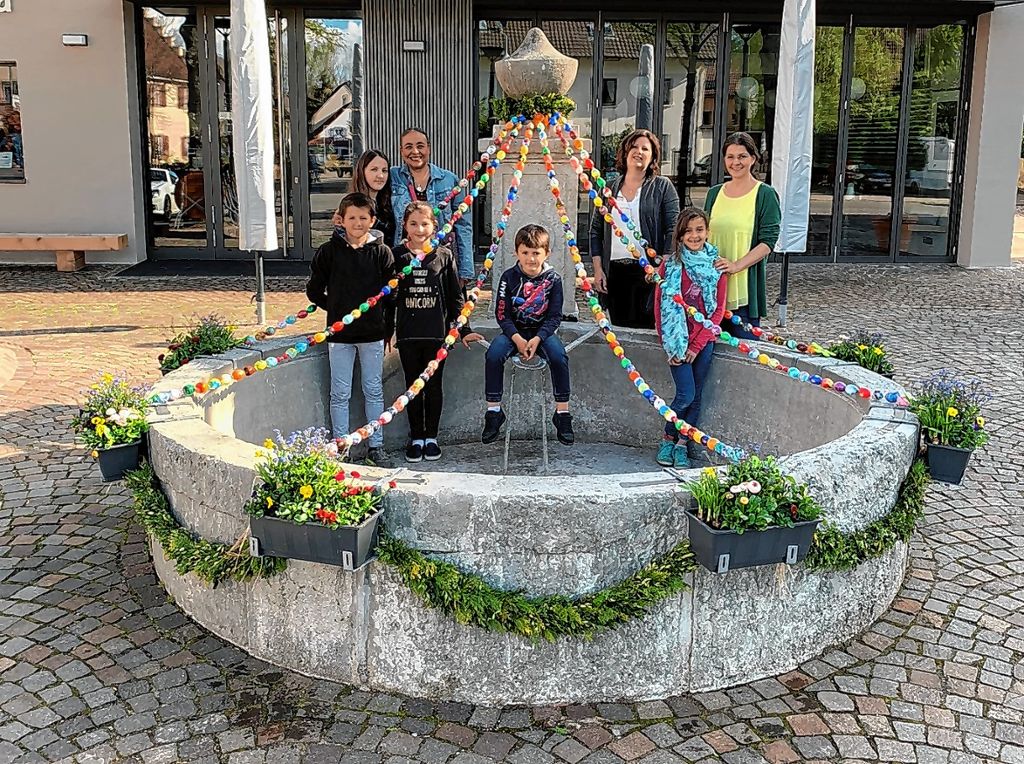 Binzen: Rathausbrunnen zeigt sich österlich