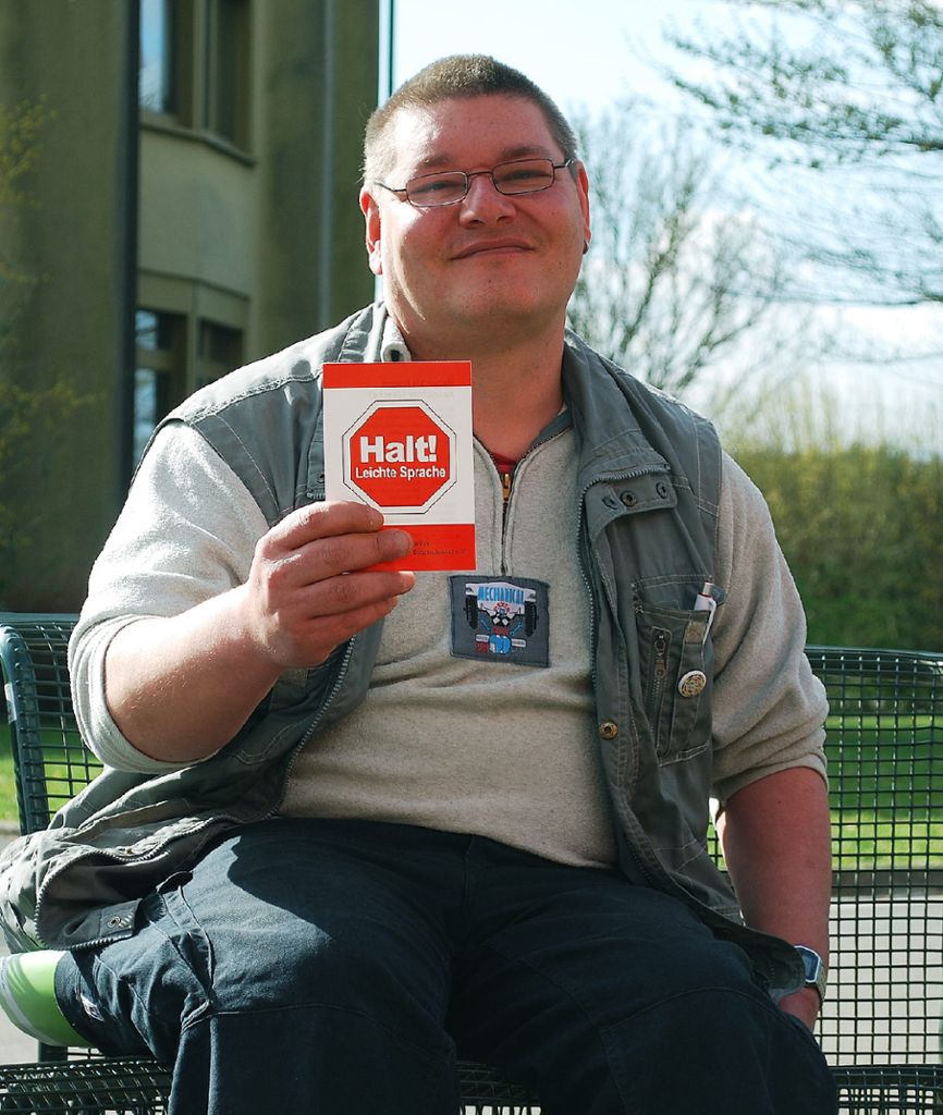 Markus Häusel zeigt Gesprächspartnern die rote Karte, wenn er sie nicht versteht. Er fordert sie auf, in Leichter Sprache zu reden. Er selbst kennt viele Regeln von Leichter Sprache, die schwer sind.